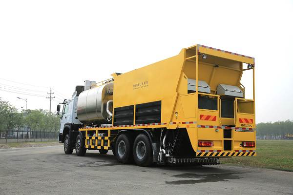 Points that should be paid attention to after the completion of synchronous gravel sealing construction_1